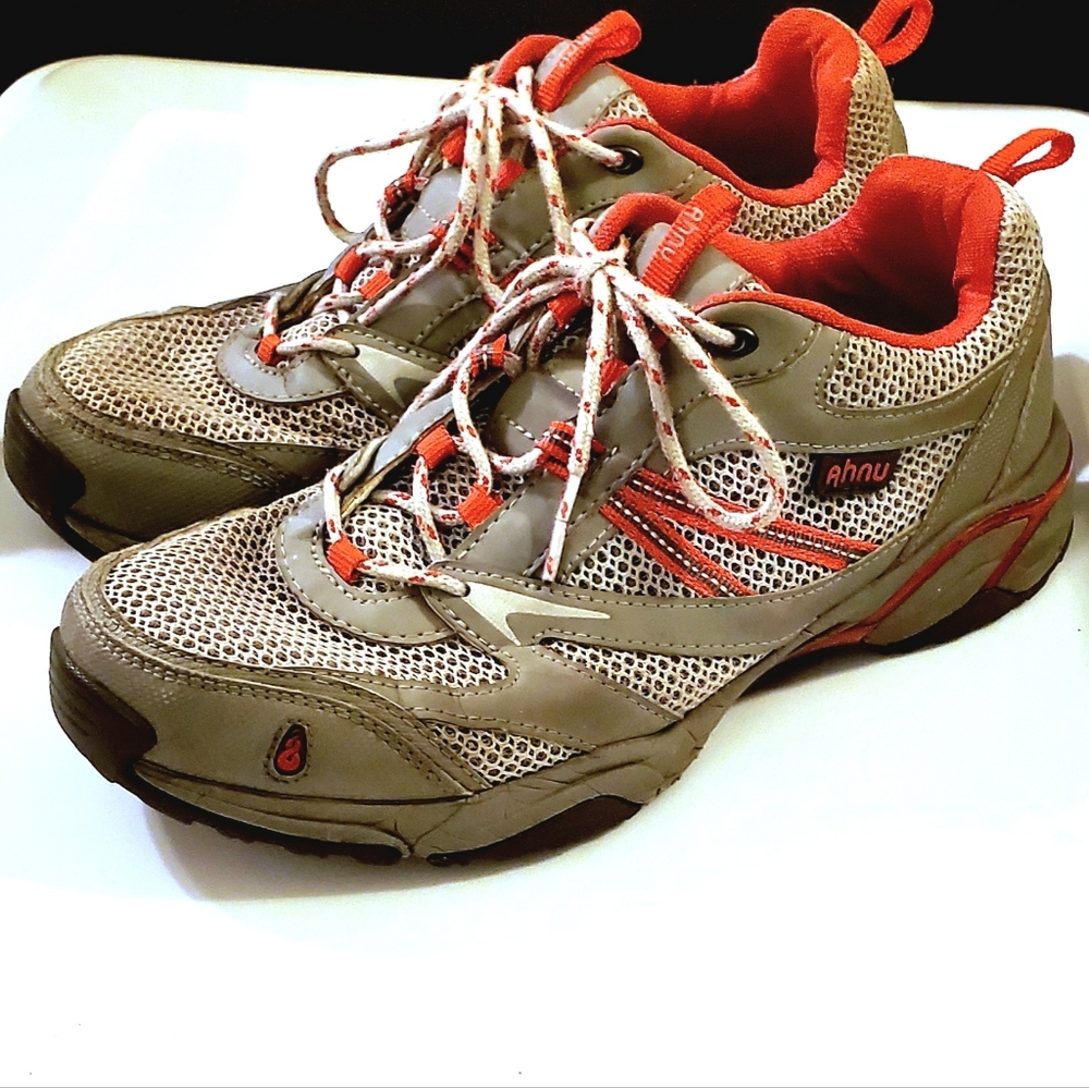 AHNU BY TEVA HIKING SHOES. MENS Sz:9 LIKE NEW!